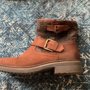 White Mountain brown boots zip ups